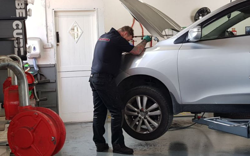 Carrying out mechanical repairs under the bonnet