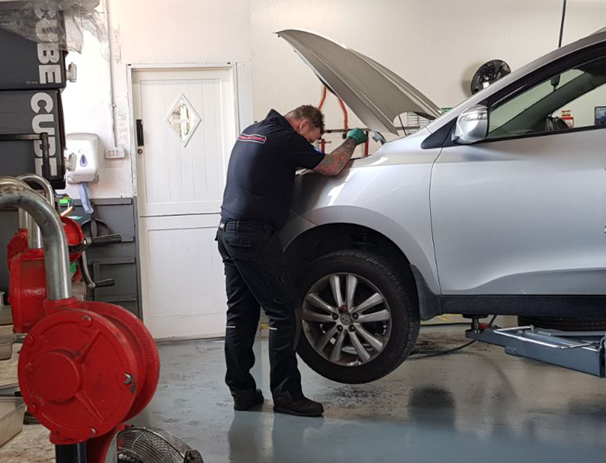 Carrying out mechanical repairs under the bonnet